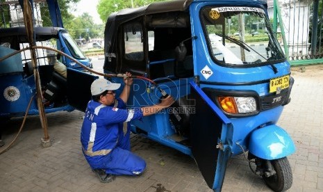 Petugas mengisi BBG ke angkutan umum bajaj?melalui Mobile Refueling Unit (MRU) milik Perusahaan Gas Negara (PGN) di kawasan Monas, Jakarta?, Senin (25/5).