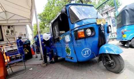  Petugas mengisi BBG kendaraan di MRU SPBG Monas, Jakarta, Jumat (20/6). ( Republika/ Wihdan)