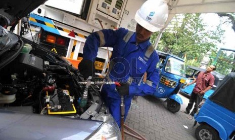  Petugas mengisi BBG kendaraan di MRU SPBG Monas, Jakarta, Jumat (20/6). ( Republika/ Wihdan)