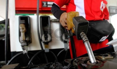 A man works in a gas station in Jakarta. (Illustration)