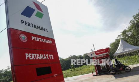 Petugas mengisi BBM jenis Pertamax di Pertashop (Pertamina Shop) Desa Maliku, Kabupaten Pulang Pisau, Kalimantan Tengah, Jumat (17/9/2021). PT Pertamina (Persero) membangun 43 Pertashop di wilayah pedesaan seluruh provinsi Kalimantan guna memenuhi akses energi ke masyarakat desa terhadap BBM harga yang sama dengan SPBU sehingga dapat memajukan perekonomian desa. 