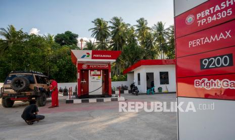 Petugas mengisi BBM jenis Pertamax ke sebuah mobil di Pertashop Desa Sibedi, Sigi, Sulawesi Tengah, Rabu (23/6/2021). Pertamina menargetkan membangun 10 ribu Pertashop di seluruh Indonesia pada tahun ini dengan melibatkan BUMDes, UMKM dan koperasi yang ada di wilayah pembangunannya. 