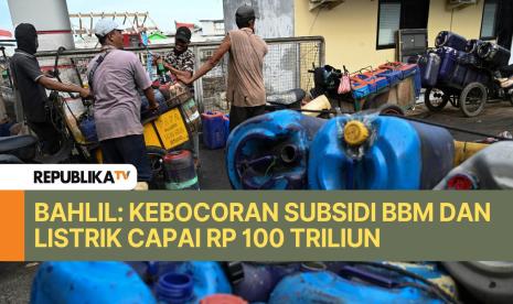 Petugas mengisi BBM jenis solar di SPBU Kampung Nelayan Cilincing, Jakarta.