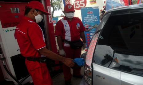 Petugas mengisi BBM kendaraan pemudik di Rest Area 275 A Penarukan, Kabupaten Tegal, Jawa Tengah, Kamis (28/4/2022). Pertamina Patra Niaga, Subholding Commercial & Trading PT Pertamina (Persero) kembali melakukan penyesuaian harga jual jenis bahan bakar umum (JBU) atau BBM nonsubsidi, yakni Pertamax, Pertamax Turbo, Dexlite, dan Perta Dex, Sabtu (1/10/2022).