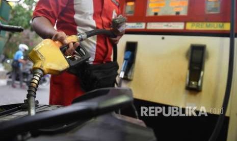 Petugas mengisi premium ke dalam sepeda motor di salah satu SPBU di Jakarta, Rabu (10/10).