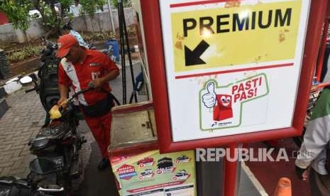 Petugas mengisi premium ke dalam sepeda motor di salah satu SPBU di Jakarta, Rabu (10/10).