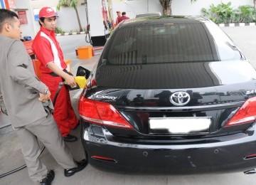 Petugas mengisikan bahan bakar minyak (BBM) bersubsidi atau premium pada mobil mewah di sebuah stasiun pengisian BBM umum (SPBU) di Cikini, Jakarta Pusat, Senin (2/4). (Republika/Aditya Pradana Putra)