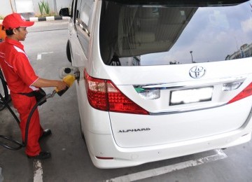 Petugas mengisikan bahan bakar minyak (BBM) bersubsidi atau premium pada mobil mewah di sebuah stasiun pengisian BBM umum (SPBU) di Cikini, Jakarta Pusat, Senin (2/4). (Republika/Aditya Pradana Putra)