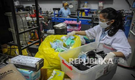 Sampah plastik, seperti sarung tangan, masker, hingga APD meningkat selama pandemi.