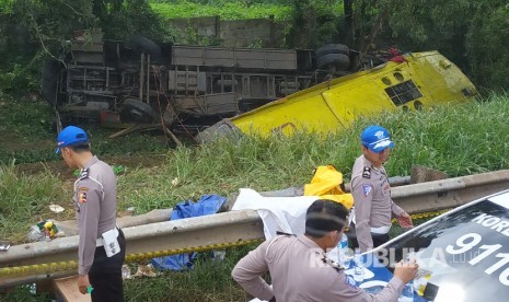 Petugas mengolah tempat kejadian perkara kecelakaan bis PO Arimbi (Bima Suci) di KM 70 tol Cipularang B, Kabupaten Purwakarta, Senin (28/1).