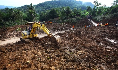 Petugas mengoperasikan alat berat guna mencari korban tanah longsor di Caok, Karangrejo, Loano, Purworejo, Jateng, Senin (20/6). 