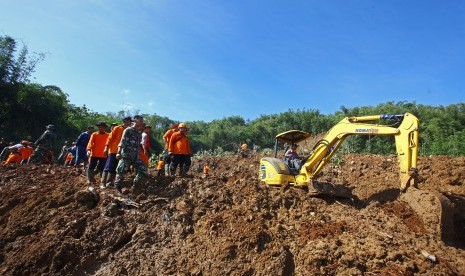 Petugas mengoperasikan alat berat guna mencari korban tanah longsor di Caok, Karangrejo, Loano, Purworejo, Jateng, Senin (20/6).