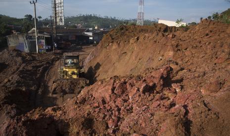 Badan Penanggulangan Bencana Daerah (BPBD) Cianjur, Jawa Barat, mencatat penanganan jalan tertutup longsor di tiga kecamatan, Cijati, Leles dan Agrabinta, hampir rampung 100 persen. [Ilustrasi petugas mengoperasikan alat berat saat evakuasi material longsor]