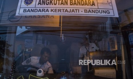 Petugas mengoperasikan bus Damri yang menuju Bandara Kertajati di terminal Damri Kebon Kawung, Bandung, Jawa Barat, Senin (1/7/2019). 