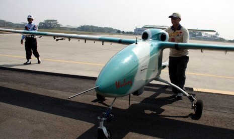  Petugas mengoperasikan Pesawat Terbang Tanpa Awak atau Pesawat Udara Nir Awak (PTTA/PUNA) Wulung saat uji coba di Lanud Halim Perdana Kusuma, Jakarta, Kamis (11/10). (Yasin Habibi)