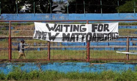 Petugas mengukur luas bangunan Stadion Mattoanging, di Makassar, Sulawesi Selatan, Selasa (28/7/2020). Renovasi stadion yang telah resmi dikelola oleh Pemerintah Provinsi Sulawesi Selatan tersebut membutuhkan dana sebesar Rp900 miliar dan menjadi salah satu proyek strategis pemerintah setempat. 