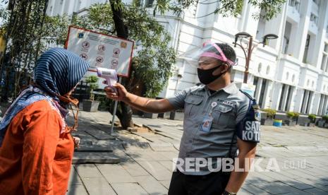 Petugas mengukur suhu tubuh pengunjung. Tiga museum kebudayaan di Kota Jambi telah dibuka kembali dengan protokol kesehatan. Ilustrasi.