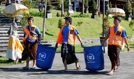 Petugas mengumpulkan sampah plastik di Bali