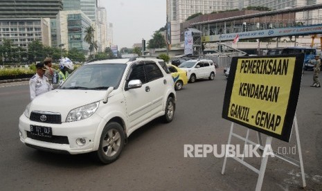 Pelaksanaan pembatasan kendaraan sistem ganjil genap di MH Thamrin, Jakarta Pusat