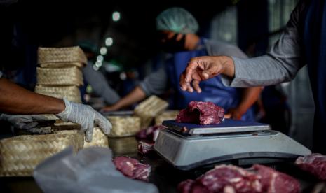 Petugas menimbang daging kurban di Rumah Potong Hewan (RPH). Masjid Raya Mujahidin yang ada di bawah naungan Pengurus Wilayah Muhammadiyah (PWM) Jawa Barat (Jabar) menyerahkan penyembelihan hewan kurban ke rumah potong hewan (RPH). Ilustrasi.