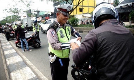 Petugas menindak pengendara motor yang memakai jalur mobil pada Operasi Zebra Jaya 2018 Di Margonda Raya Depok, Jawa Barat, Selasa (30/10/2018).