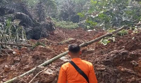  Bencana longsor (ilustrasi). Pengendara diminta menghindari Jalan Raya Tajur, selama perbaikan tebing di jembatan di atas Sungai Cibalok yang mengalami longsor.