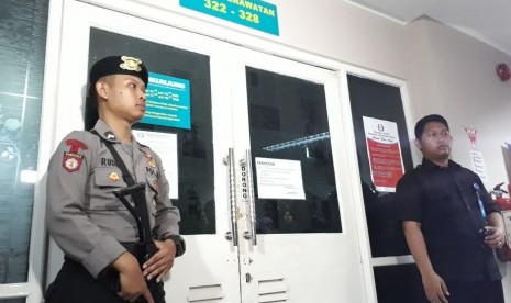 Petugas menjaga ketat pintu masuk ruang perawatan 323-328 di lantai 3 RS Madika Permata Hijau, tempat Setya Noanto dirawat pascatabrakan, Kamis (16/11) 