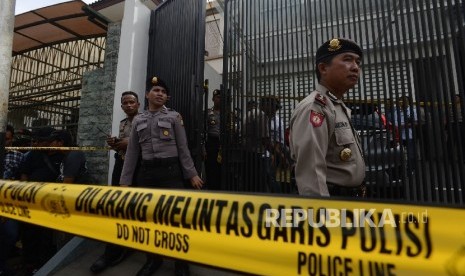 Petugas menjaga Tempat Kejadian Perkara (TKP) kasus pembunuhan sadis di Perumahan Pulomas, Pulogadung, Jakarta Timur, Selasa (27/12). 