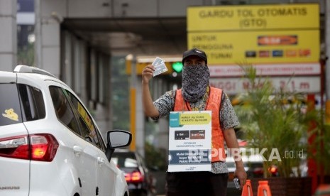  Petugas menjajakan Kartu Pembayaran Toll Non Tunai di gerbang Tol Senayan, Jakarta, Selasa (5/9).