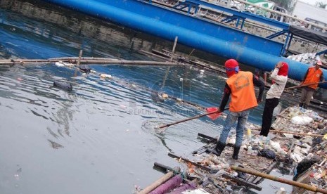   Petugas menjaring sampah di Kali Sunter Jakarta Utara, Jumat (14/3).   (foto :Raisan Al Farisi)