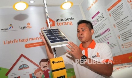 Petugas menjelaskan cara kerja perangkat solar panel saat peluncuran program Indonesia Terang disela-sela acara Festival Filantropi Indonesia 2016 di JCC, Jakarta, Kamis (6/10).