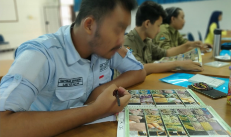 Petugas (campaigner) menjelaskan fakta tentang penganngkutan sampah di IPB University.