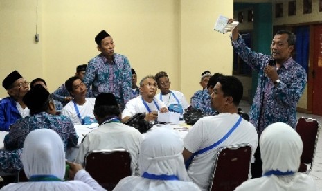  Petugas menjelaskan peraturan kepada Calon Jemaah Haji Kloter 28 di asrama HajI