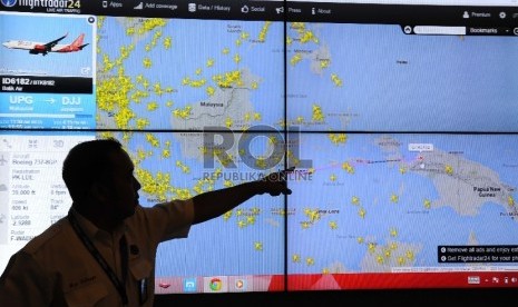 Petugas menjelaskan sistem navigasi penerbangan pada pameran Transportasi Indonesia 2015 di gedung Smesco, Jakarta, Rabu (16/9).