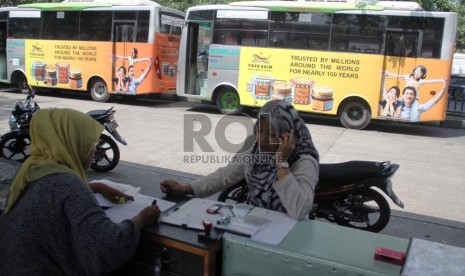    Petugas menjual tiket bus AKAP di terminal.   (Republika/ Yasin Habibi)