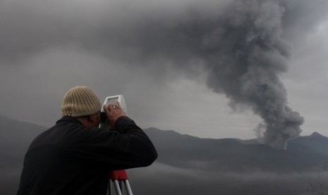 Petugas mennggunakan alat Electronic Distance Measurement (EDM) mengamati perkembangan fisik Gunung Bromo akibat erupsi di Pos Pantau Pengamatan Gunung api Bromo, Probolinggo, Jawa Timur, Rabu (16/12).  (Antara/Ari Bowo Sucipto)