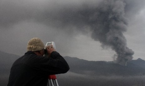 Petugas mennggunakan alat Electronic Distance Measurement (EDM) mengamati perkembangan fisik Gunung Bromo akibat erupsi di Pos Pantau Pengamatan Gunung api Bromo, Probolinggo, Jawa Timur, Rabu (16/12).