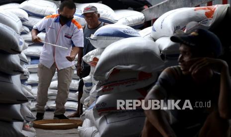 Petugas mensortasi beras untuk masuk di Gudang Bulog Ketapang II, Banyuwangi, Jawa Timur, Senin (22/3/2021). Direktur Utama Bulog Budi Waseso mengatakan, berdasarkan data Kementerian Pertanian dan Badan Pusat Statistik menyatakan stok beras masih aman dari bulan Maret, April sampai Mei 2020 yang merupakan juga masa panen raya.