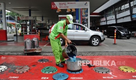 Petugas menuangkan bahan bakar jenis Pertamax usai dilakukan pemeriksaan kualitas di SPBU, Jakarta, Kamis (5\1).