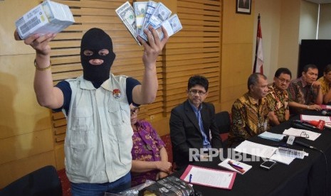 Petugas menujukkan barang bukti hasil operasi tangkap tangan (OTT) disaksikan Jamintel Kejaksaan Agung, Adi Toegarisman (ketiga kanan), bersama Ketua Komisi Pemberantasan Korupsi (KPK), Agus Rahardjo (tengah) dan jajaran Pimpinan Komisi Pemberantasan Korup