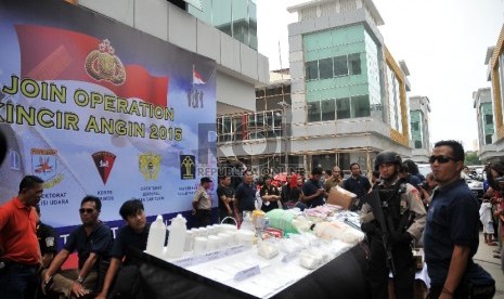 Petugas menujukkan barang bukti narkoba jenis baru CC4 saat pengungkapan pimpinan terpidana mati kasus penyalah gunaan narkotika Freddy Budiman di sebuah ruko di kawasan Taman Palem, Cengkareng, Jakarta Barat, Selasa (14/4). (Republika/Rakhmawaty La'lang)