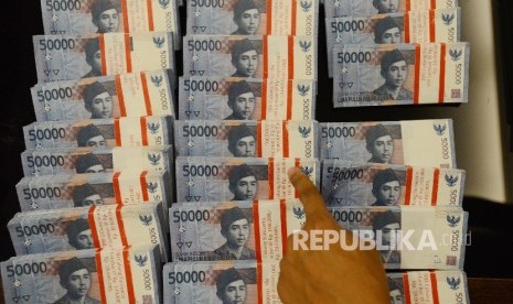 Petugas menunjukan barang bukti berupa uang palsu (ilustrasi)