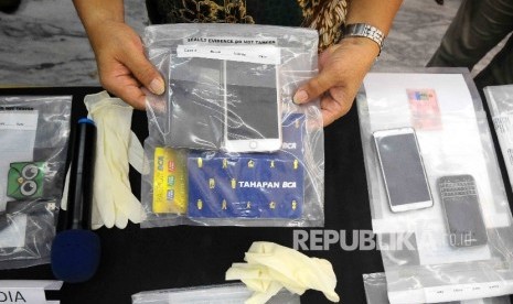 Petugas menunjukan barang bukti kasus cyber crime pembobolan kartu kredit 