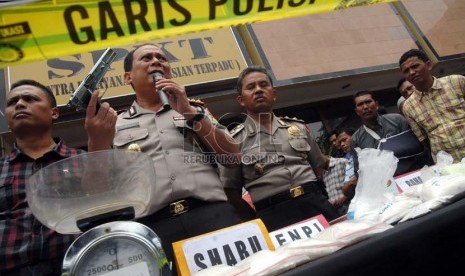  Petugas menunjukan barang bukti penangkapan pabrik narkotika saat acara gelar barang bukti di Polres Jakarta Barat, Kamis (11/10).  (Agung Fatma Putra)