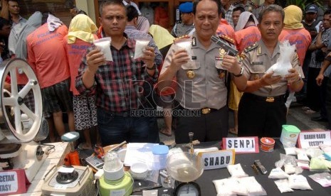  Petugas menunjukan barang bukti penangkapan pabrik narkotika saat acara gelar barang bukti di Polres Jakarta Barat, Kamis (11/10).  (Agung Fatma Putra)