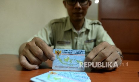 Petugas menunjukan Kartu Tanda Penduduk Elektronik (e-KTP) di Kelurahan Karang Anyar, Jakarta Pusat.