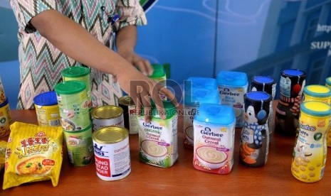 Petugas menunjukan produk pangan sitaan di Kantor BPOM, Jakarta, Selasa (22/12).