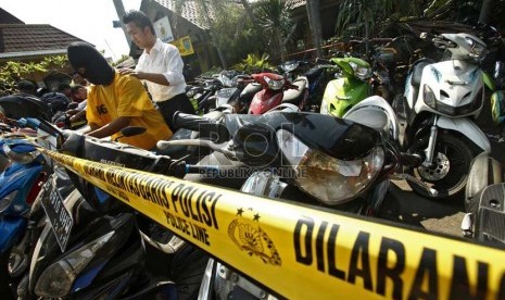  Petugas menunjukkan tersangka beserta barang bukti kejahatan pencurian sepeda motor di Polsek Penjaringan Jakarta Utara, Senin (29/4).    (Republika/Adhi Wicaksono)