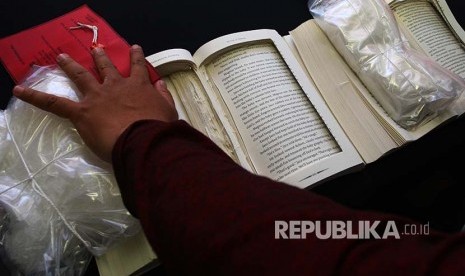 Petugas menunjukkan barang bukti 1,1 kg sabu yang diselundupkan dalam buku saat rilis di Kantor Bea dan Cukai Bandara Soekarno Hatta, Tangerang, Banten, Selasa (21/11). Kantor Bea Cukai dan Polres Bandara Soekarno Hatta berhasil menggagalkan penyelundupan 1,1 kg dari Malaysia ke Jakarta yang disembunyikan dalam buku.