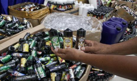 Petugas menunjukkan barang bukti cairan rokok elektrik (liquid vape) ilegal hasil penindakan Kantor Pengawasan dan Pelayanan Bea dan Cukai (KPPBC) Tipe Madya Pabean Juanda, Sidoarjo, Jawa Timur. Direktorat Jenderal Bea Cukai Kementerian Keuangan melakukan penindakan terhadap rokok ilegal, dengan perkiraan nilai bagi hasil pajak Rp 275,61 miliar per April 2023. Sementara penindakan terhadap narkotika, psikotropika, dan prekursor sebanyak 2,15 ton. 